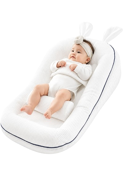 Convertible infant sleep lounger in white cotton finish